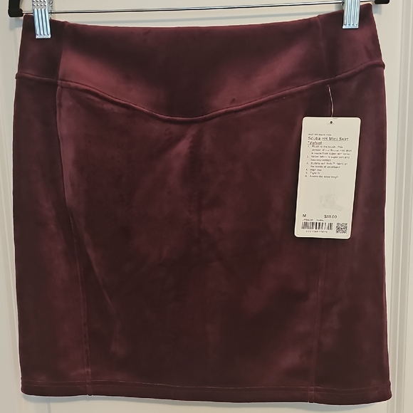 239. Lululemon Scuba Mini Skirt Velvet - Picture 1 of 6